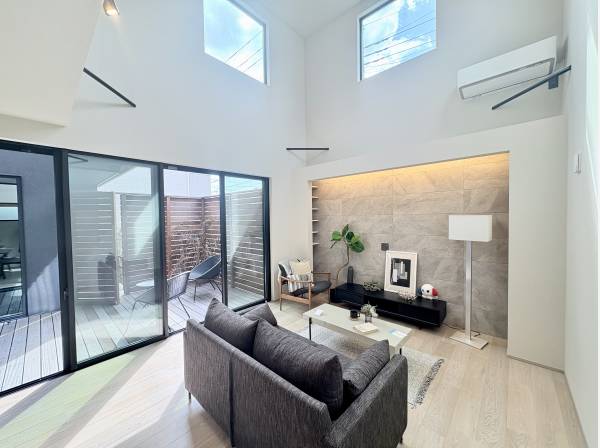 光に包まれるLDK。間接照明も上品でお洒落な空間