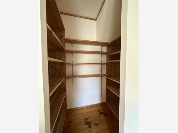 キッチン脇にベストサイズのパントリー付き