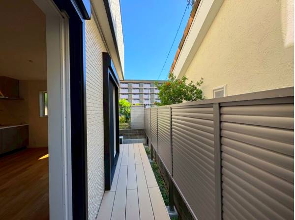 リビングからはウッドデッキへ