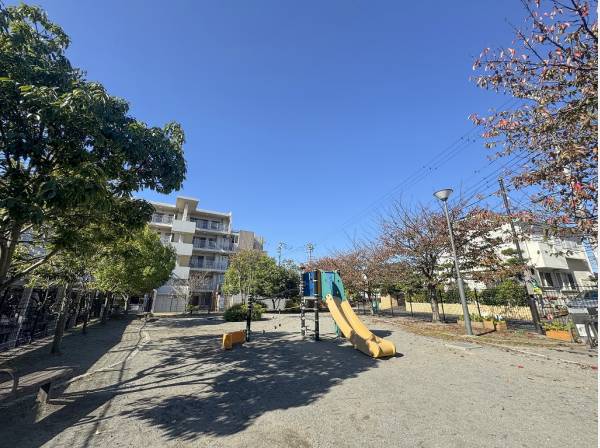 旭が丘西公園まで徒歩3分（約180m）