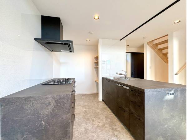 グラフトクト製のキッチンはスタイリッシュです。