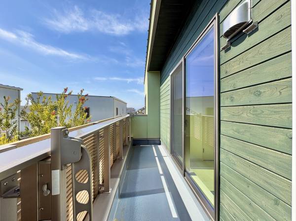 バルコニーは海を超えてくる風を感じる気持ちのいい空間