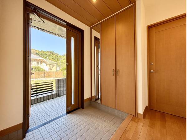 収納豊富な玄関スペース