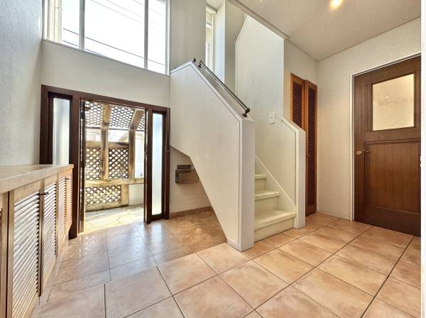 光が降り注ぐ吹抜けのある玄関