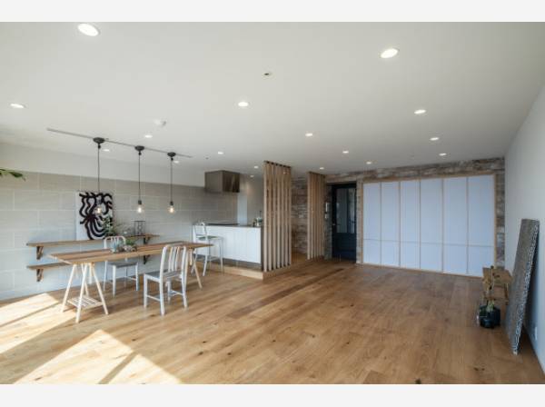 26帖の開放的なLDKは温かみのある空間