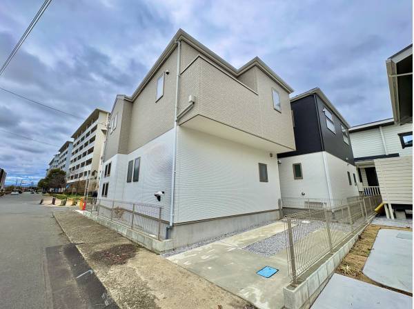 もう一つの道路に接道した駐車場です