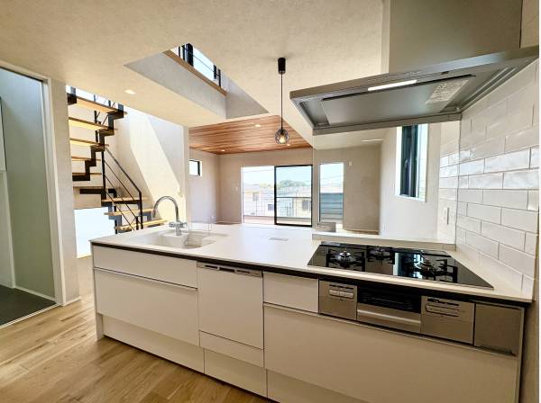 高低差のある住宅のため、キッチンまでも光が入り込みます