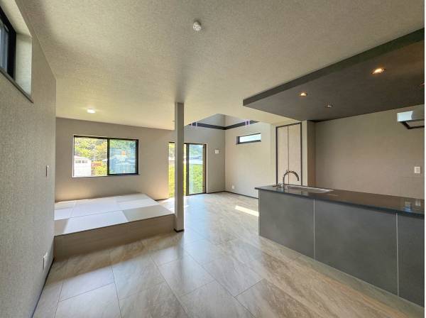 畳スペースを含めると２３帖オーバーの広々とした吹き抜け付きＬＤＫ。