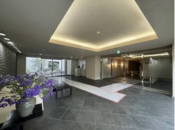 共用部はモダンシックな落ち着いた印象。