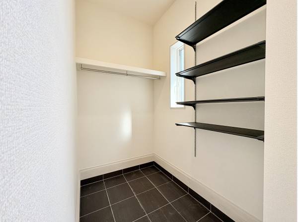 玄関には土間収納も設けられています