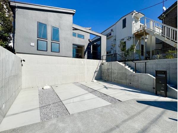 大きいお車でも2台お停めできるカースペース