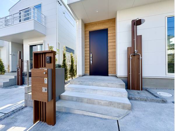 湘南ライフには欠かせない、屋外シャワーも完備！