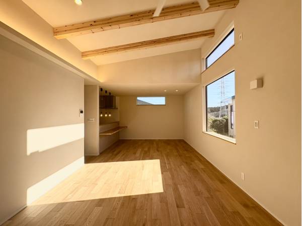 勾配天井で明るく開放的な空間が広がっています。