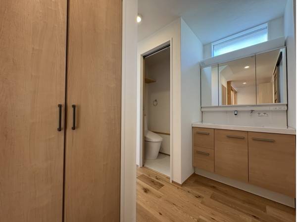 キッチンから続くユーティリティ、レストルーム、パウダールーム