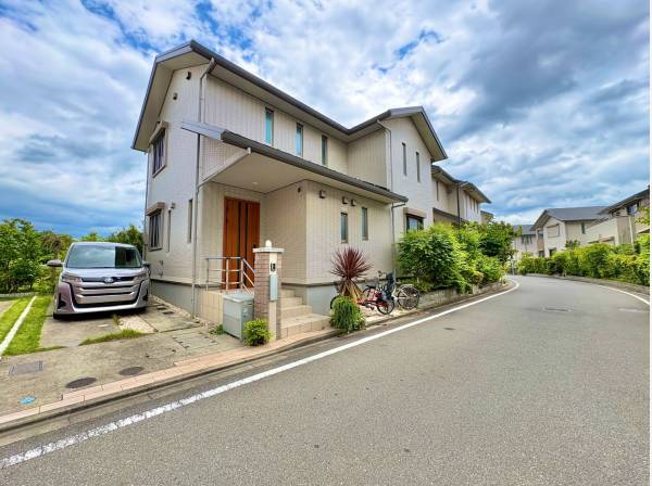 やわらかな陽光に包まれる外観