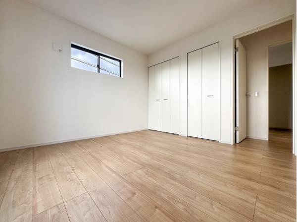 バルコニーに面した洋室にはセパレートクローゼットを完備