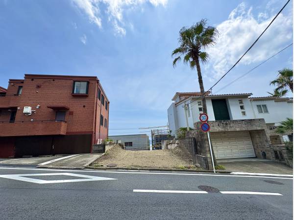 道路から見た現地。海辺の街らしい景観が広がります