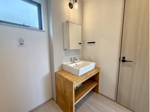 木の温もりが優しい造作洗面化粧台 お洒落なデザインが毎日の気分を高めます