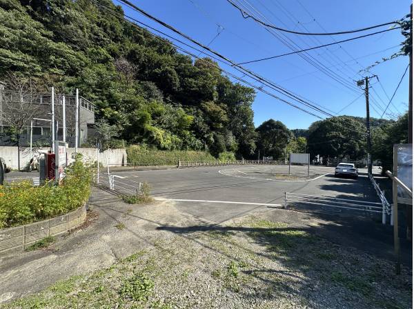 前面道路は42条1項1号で広々/お車の出し入れは問題ございません