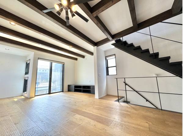 視線が抜ける設計が、空間の広がりを演出する。