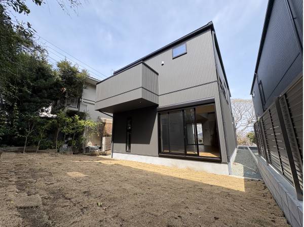 裏庭は広くて、大勢でBBQや花火・プールなどいろいろ楽しめます！