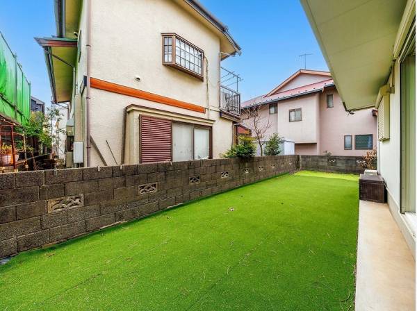 休日はBBQなども愉しめそうな南東向きグリーンガーデン
