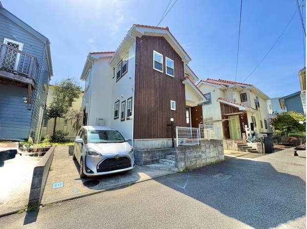 閑静な住宅地に馴染む落ち着いた色合いの外観