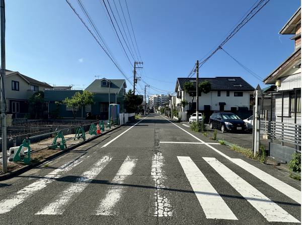 前面道路から南側を望む景色