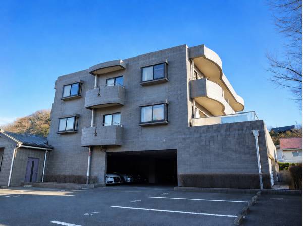 葉山の落ち着いた街並みに調和する品格ある佇まいです。