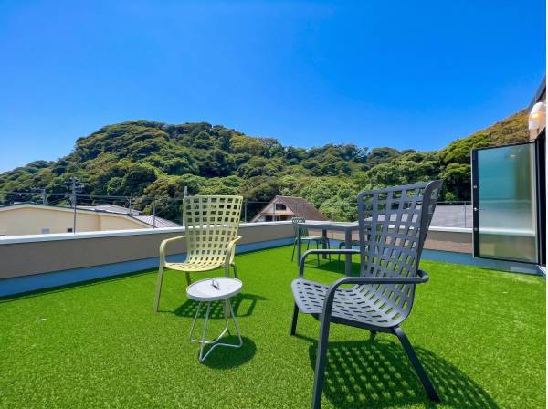 鎌倉の山々の望む開放的なルーフバルコニーです。