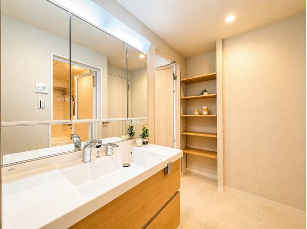 ゆとりある洗面スペース。収納力も備えた使いやすい設計。