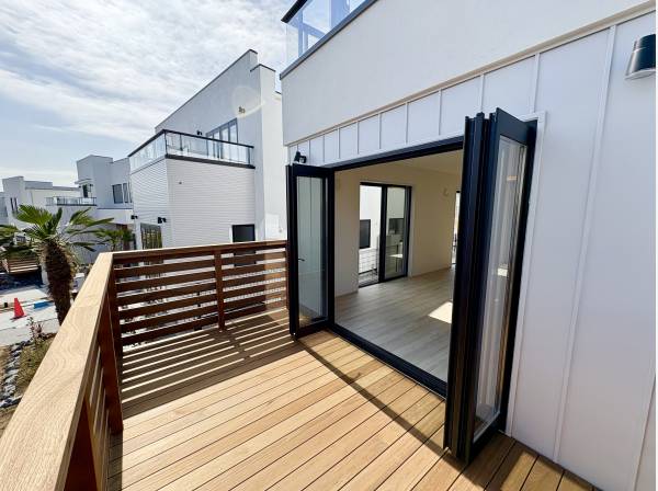 アウトドアリビングとして活用できるウッドデッキスペース！