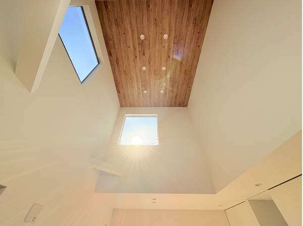 採光のとれる吹き抜けFIX窓
