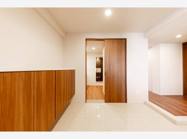 アウトドア用品なども収納できるインナーガレージ付き