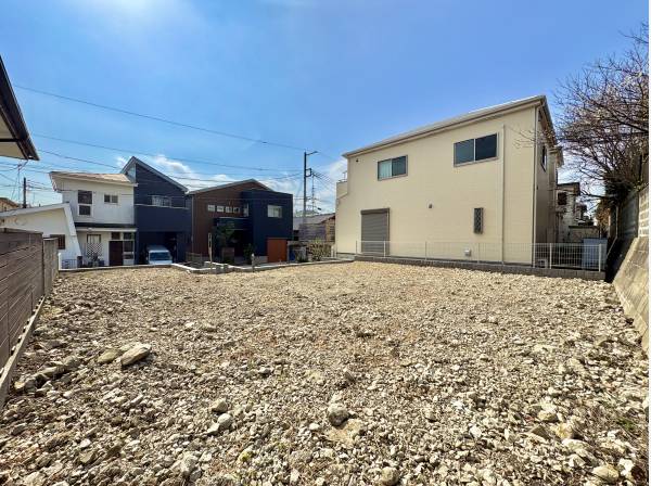 １段高い敷地からは道路からの目線を避けることができます。