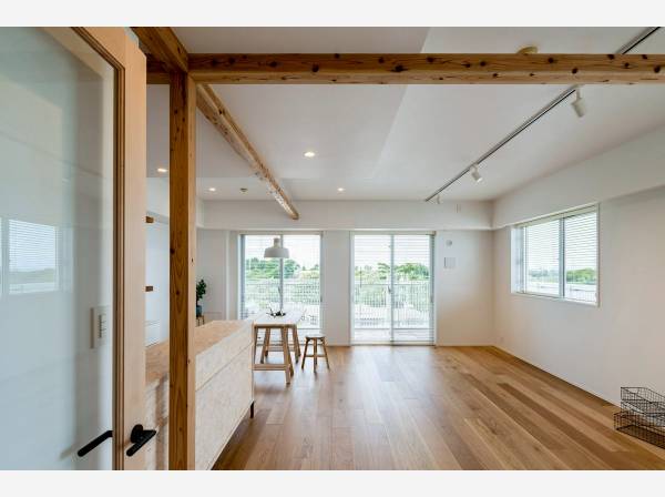 扉を開けると窓の先に望む素敵な眺め、、