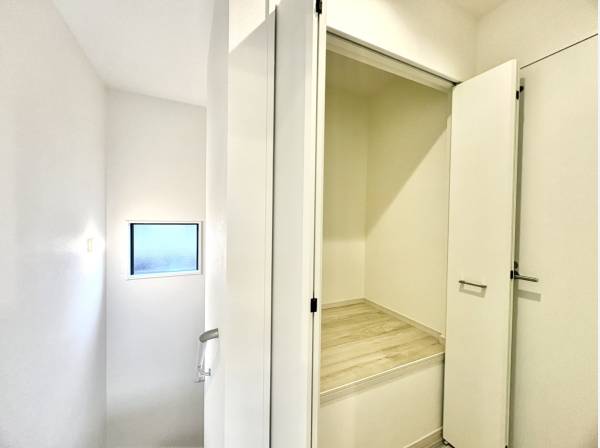 階段横のスペースを有効活用した便利な収納クローゼット