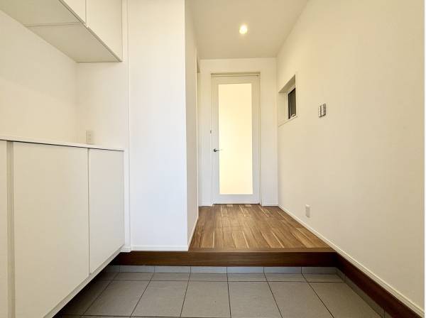 玄関スペースも広々としております