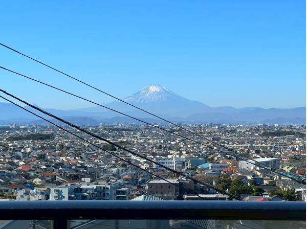日常に富士山を望む贅沢な場面を落とし込む住まい