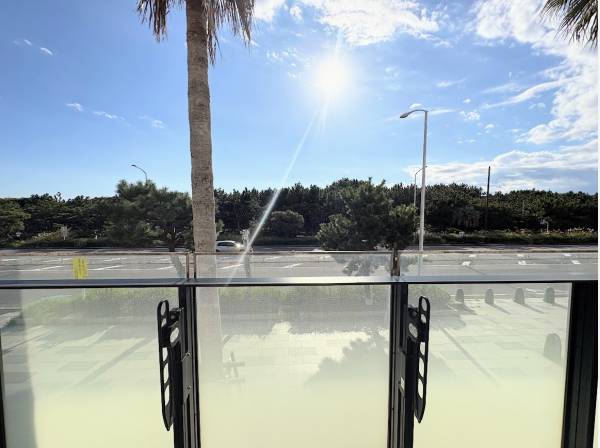 ウッドテラスに出ると湘南らしい景色が広がります