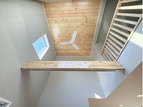 LDK上部は吹き抜けになっており、屋根裏部屋はお子様の秘密基地です♪
