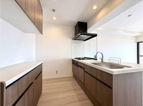 キッチンはカップボードも完備