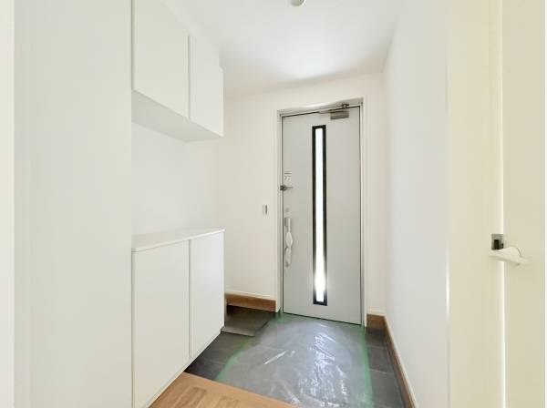 白を基調とした玄関