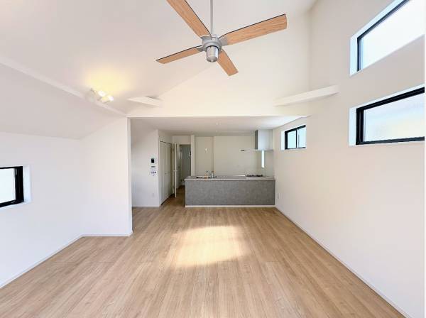 約20帖の開放感ある吹き抜けのLDK