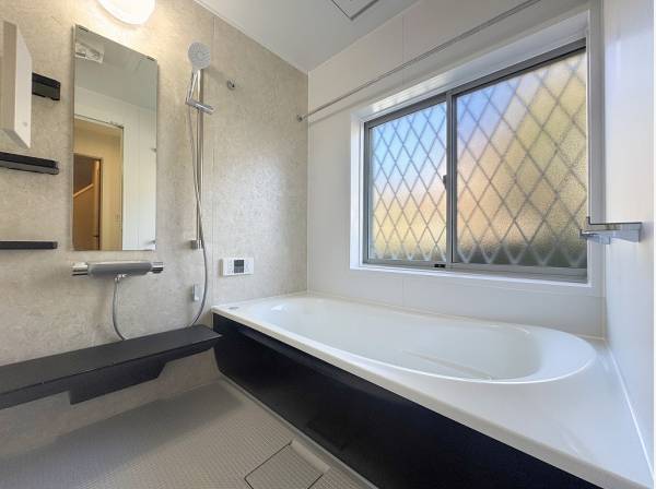 大きな窓のあるゆとりの広さのバスルーム