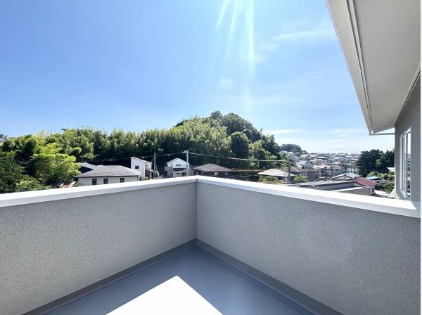 バルコニーは広々とした空と鎌倉の緑を望める心安らぐスペースです
