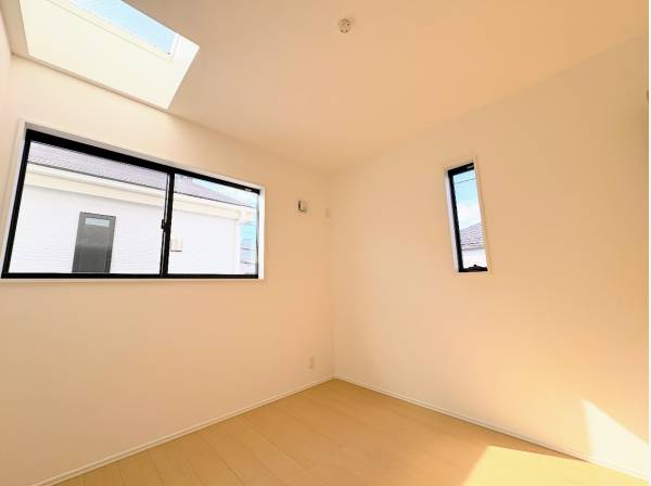 天窓のついた明るく開放的な洋室