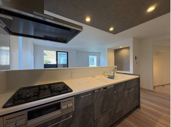 家族の顔が見える対面式キッチン