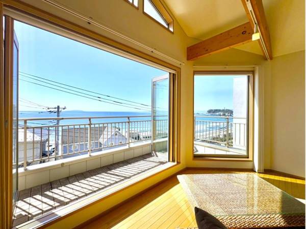 室内から綺麗に海を望みます