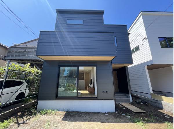 モダンな重厚感ある住宅